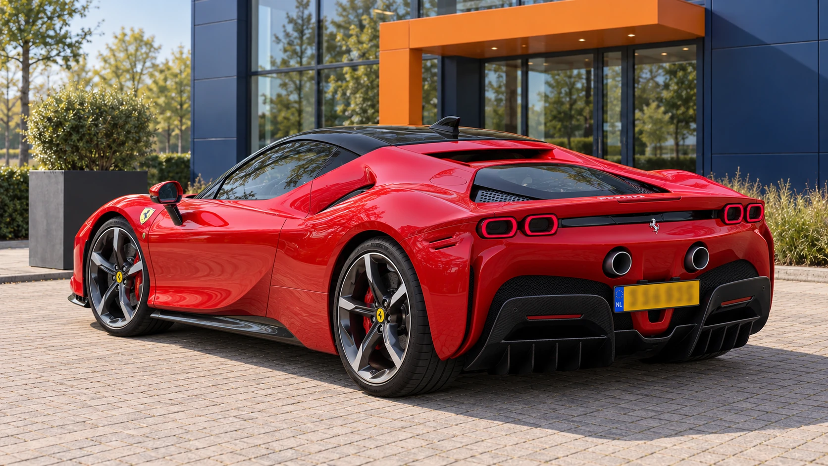 Achterzijde van dezelfde rode Ferrari SF90 Stradale Coup&eacute;