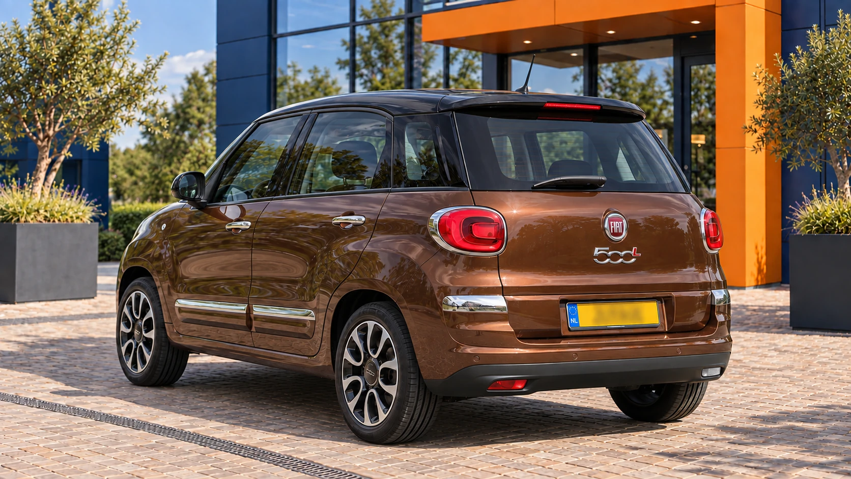 Achterzijde van dezelfde bronsbruine Fiat 500L met zwart dak