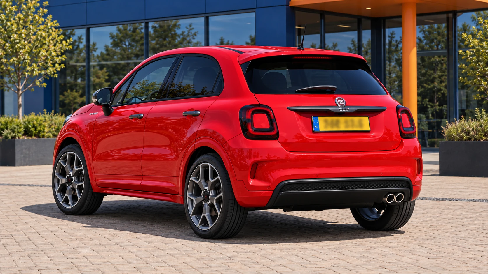 Achterzijde van dezelfde rode Fiat 500X Sport