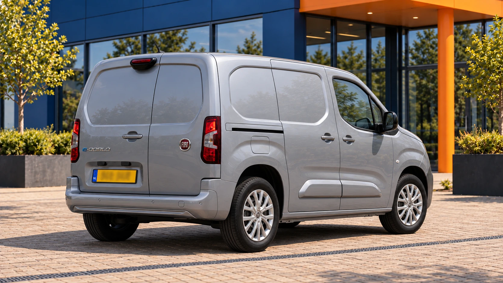 Achterzijde van dezelfde zilvergrijze Fiat E-Dobl&ograve; met dichte achterdeuren