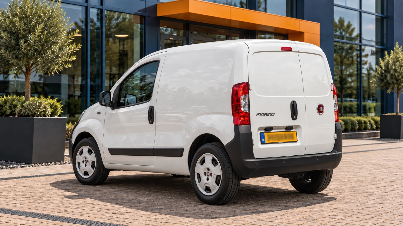 Achterzijde van dezelfde witte Fiat Fiorino Cargo met dichte achterdeuren
