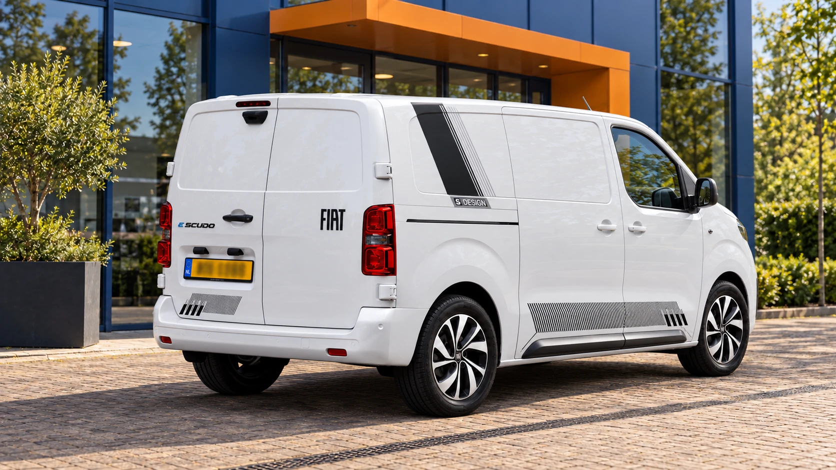 Achterzijde van dezelfde witte Fiat E-Scudo S-Design met dichte achterdeuren