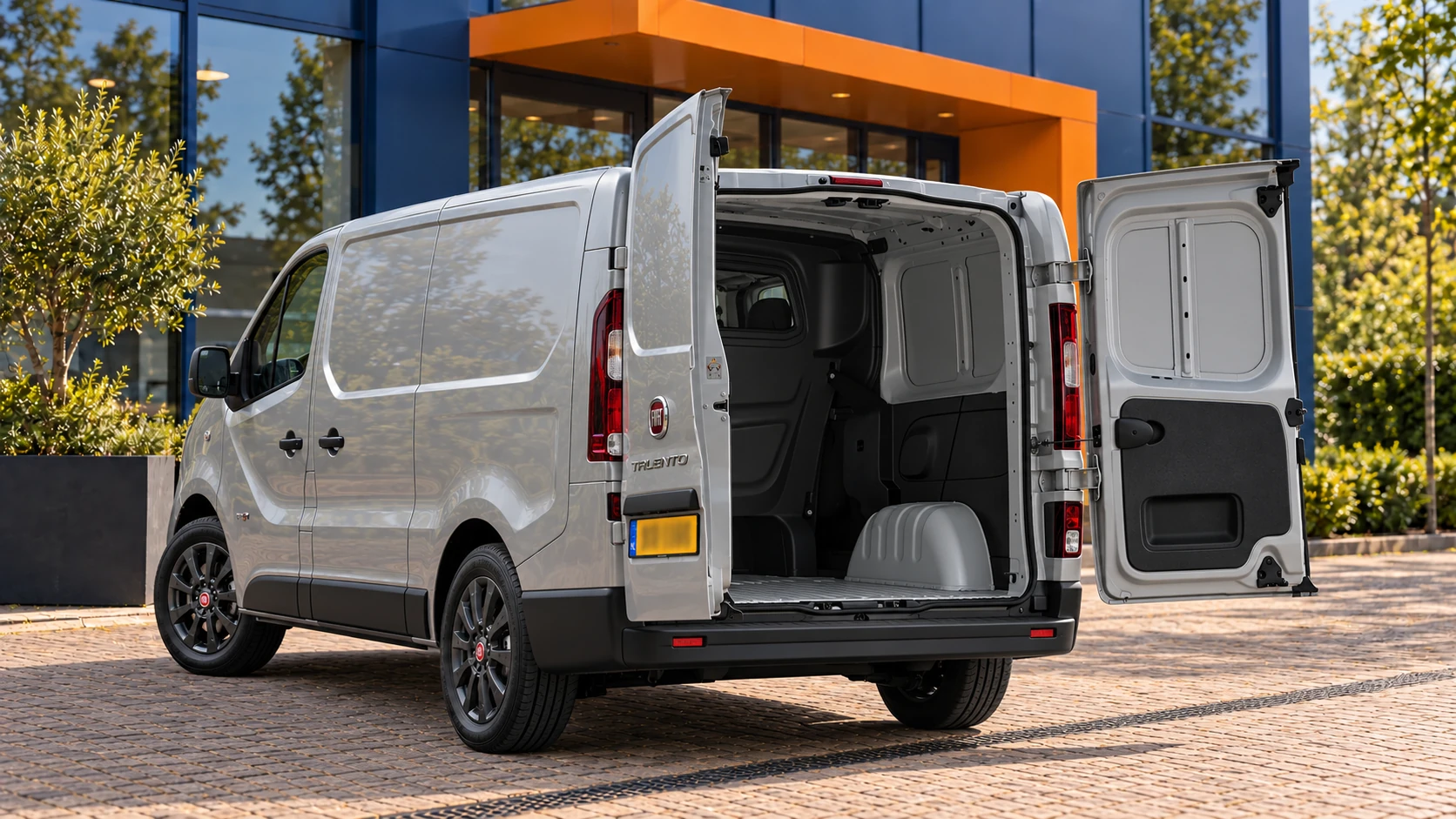 Achterzijde van dezelfde grijze Fiat Talento met geopende achterdeuren