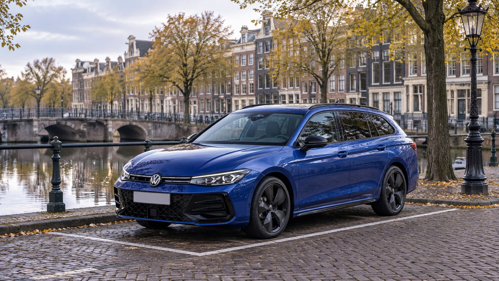 AI-sfeerbeeld van een Volkswagen Passat Variant B9 R-Line bij Nederlandse grachtarchitectuur.