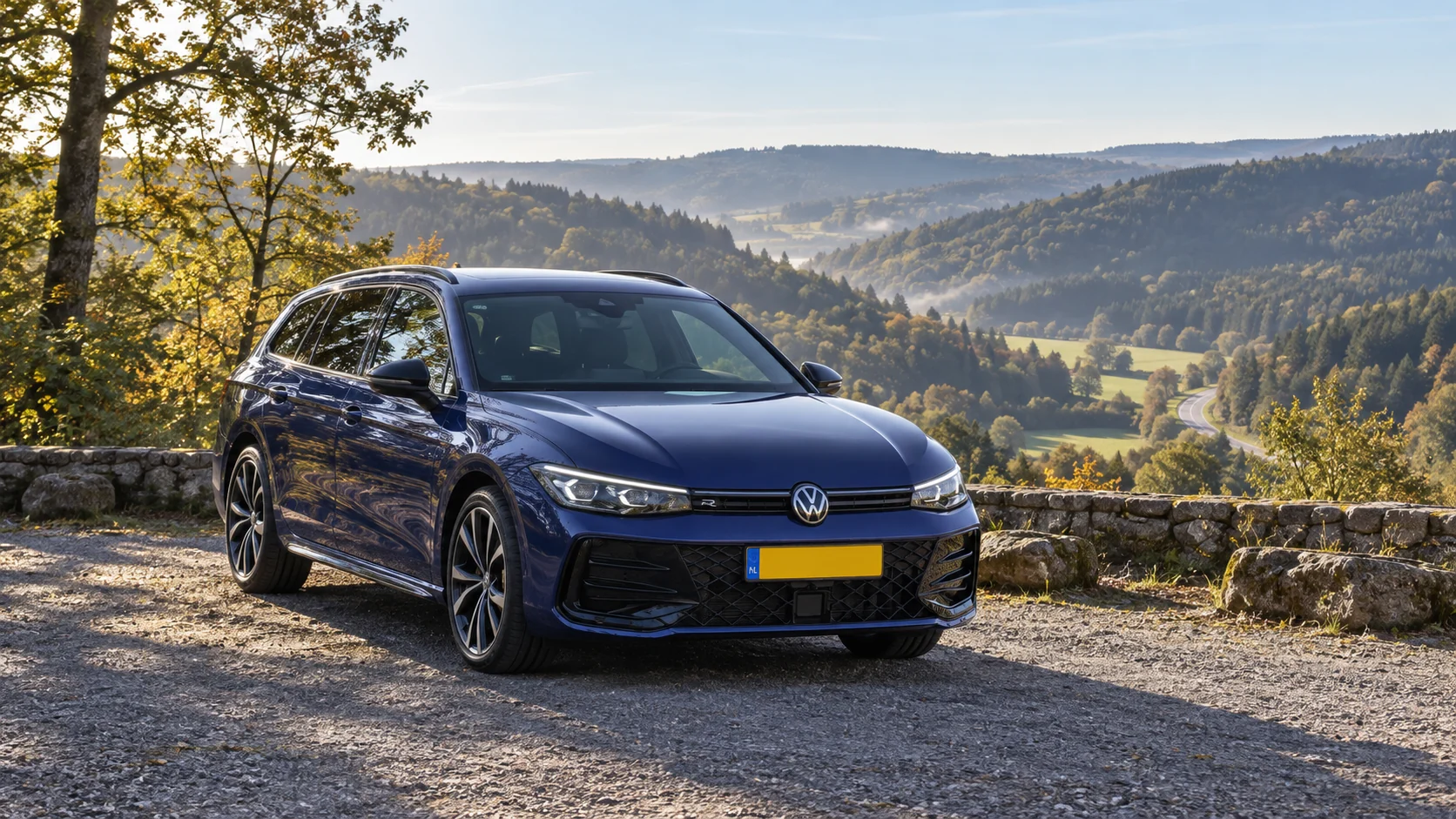 Illustratieve Volkswagen Passat Variant op een Europese route