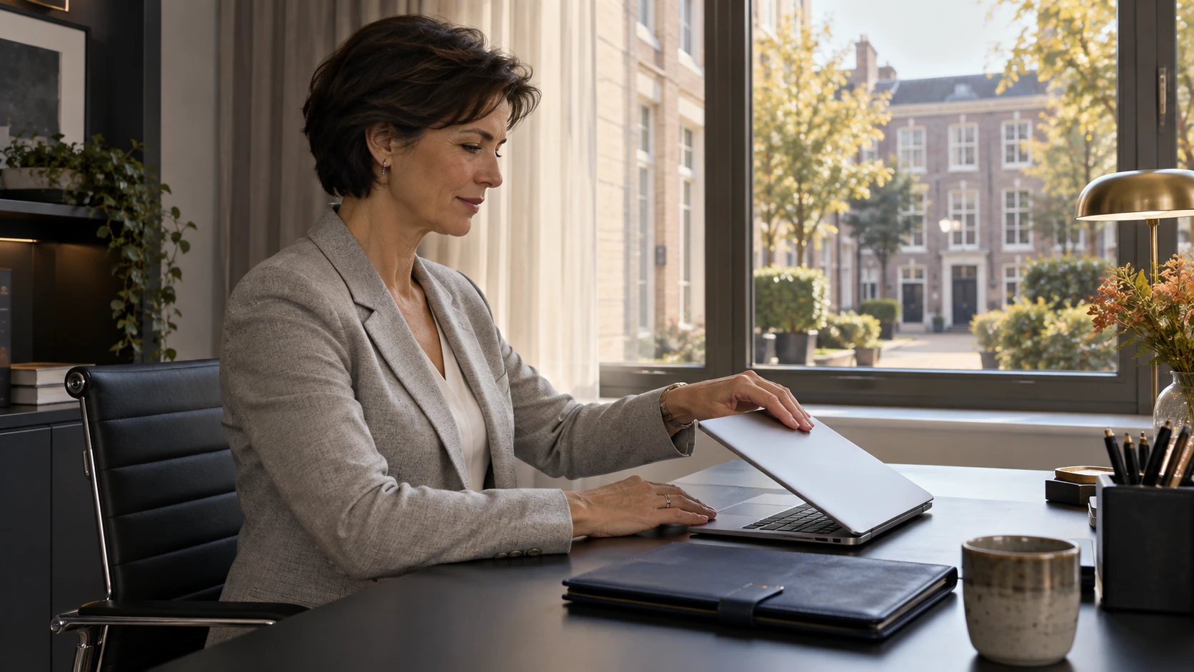 AI-illustratie van een ondernemer die haar zakelijke administratie organiseert