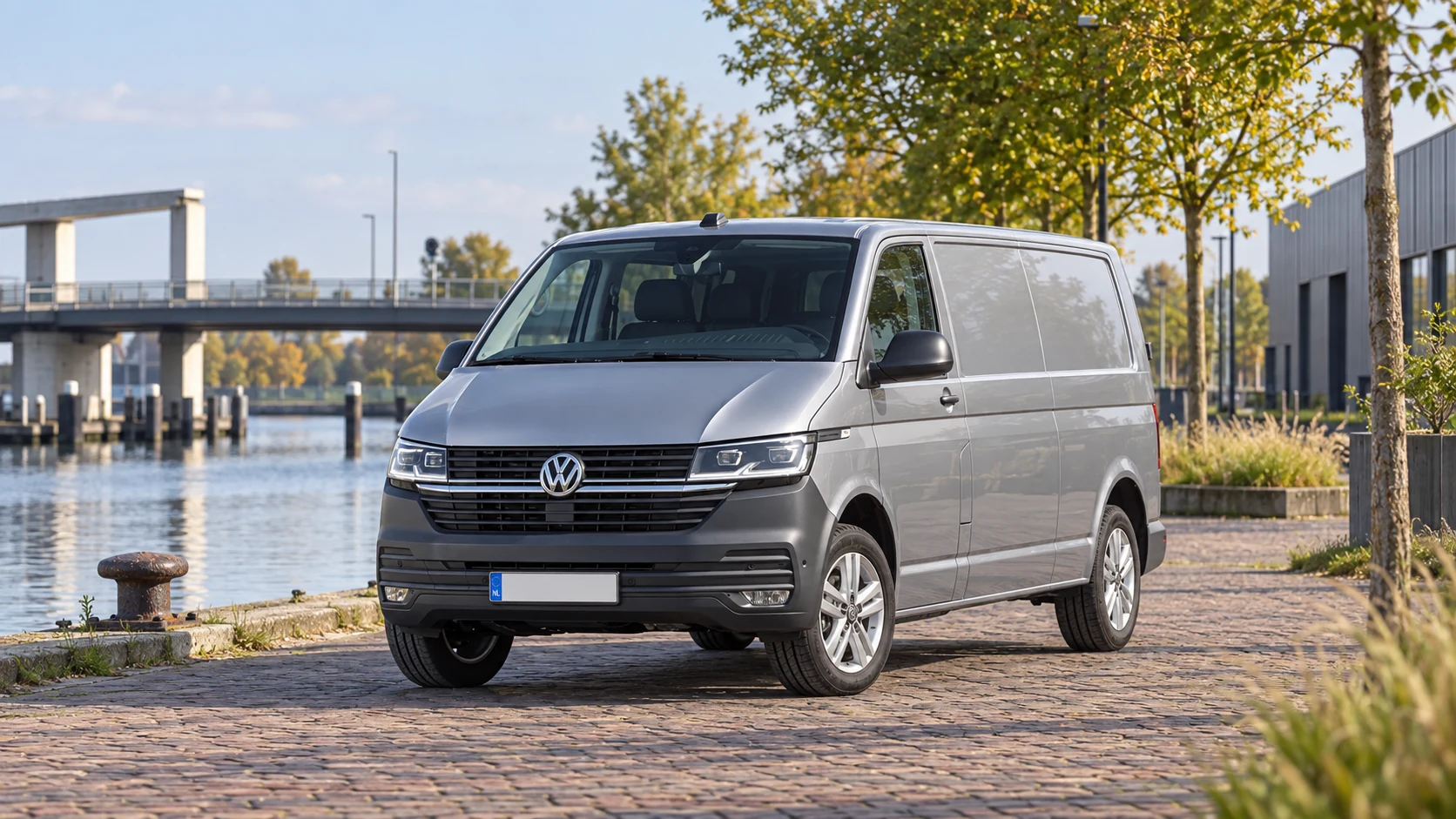 Illustratieve Volkswagen Transporter T6.1 langs een Nederlandse bedrijfskade.