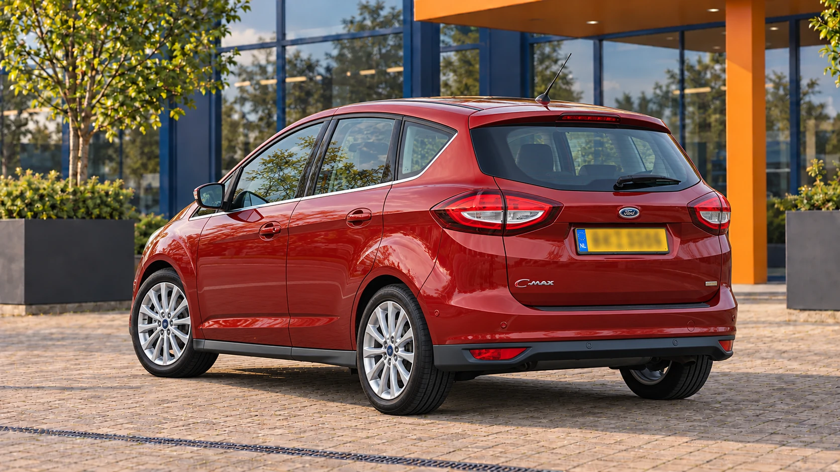 Achterzijde van dezelfde rode Ford C-MAX