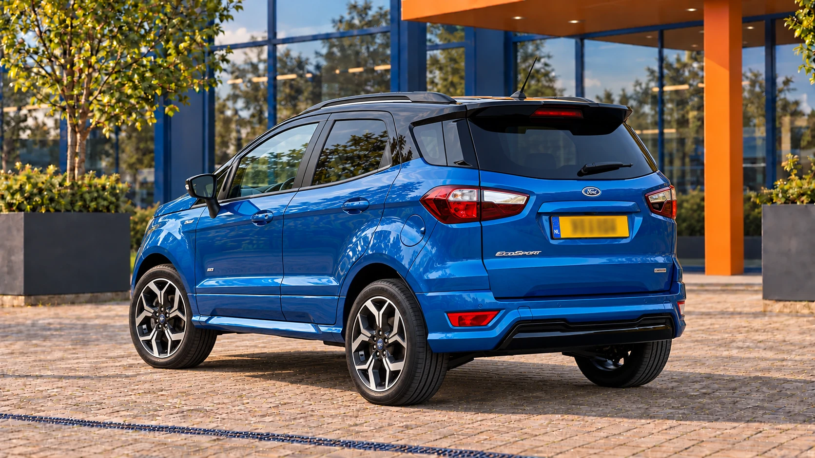 Achterzijde van dezelfde blauwe Ford EcoSport ST-Line