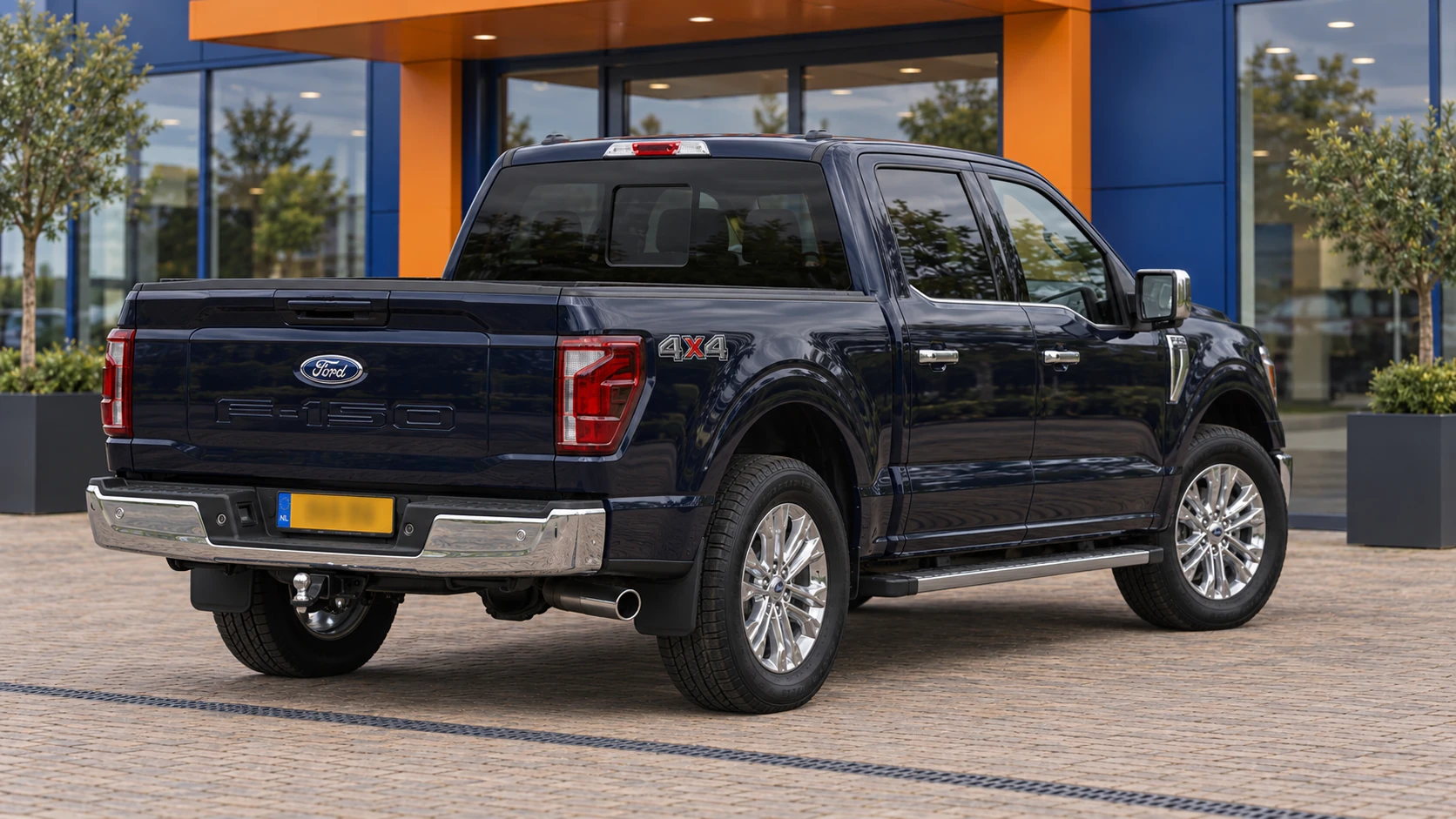 Achterzijde van dezelfde donkerblauwe Ford F-150 Lariat SuperCrew