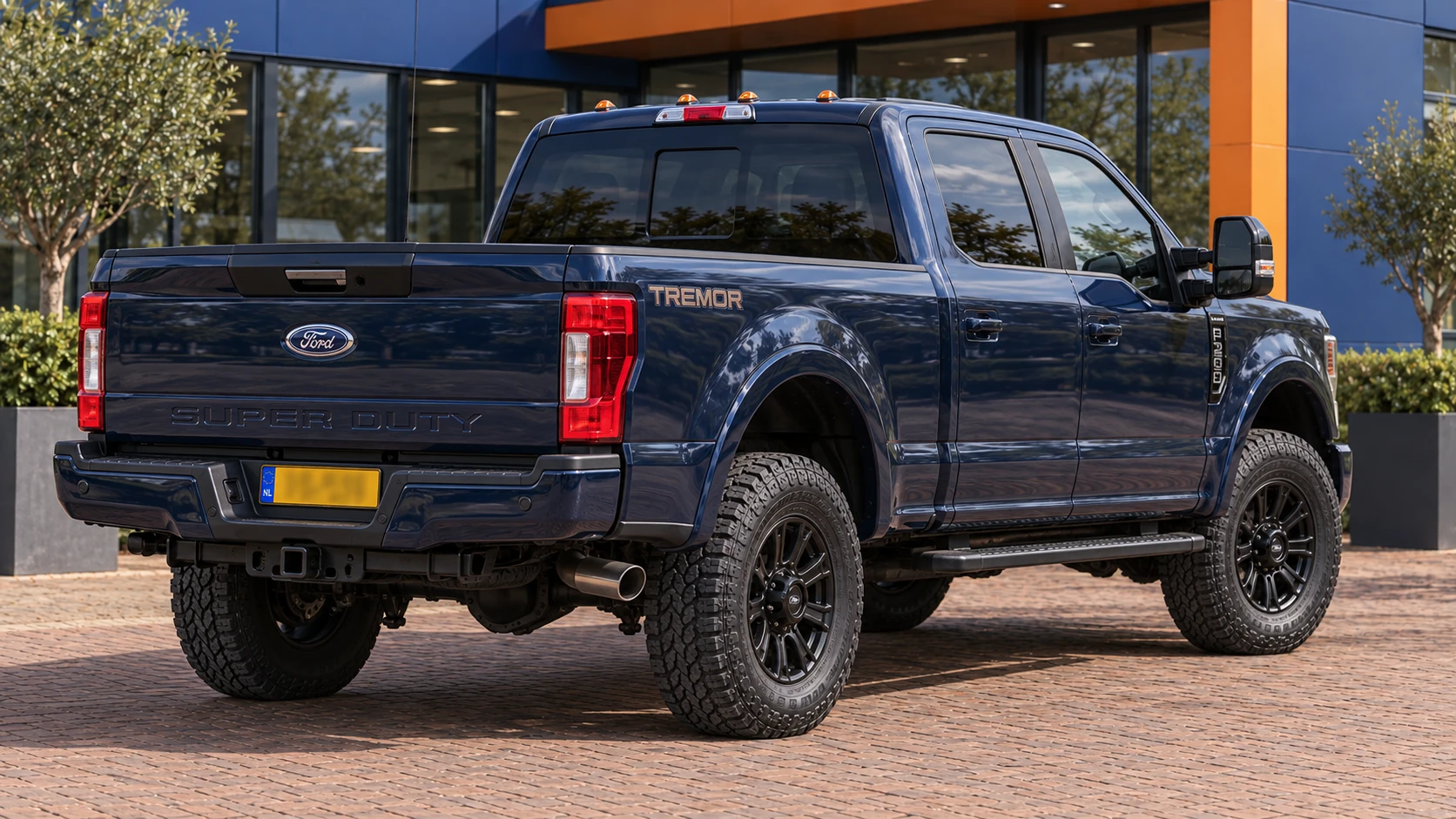 Achterzijde van dezelfde donkerblauwe Ford F-250