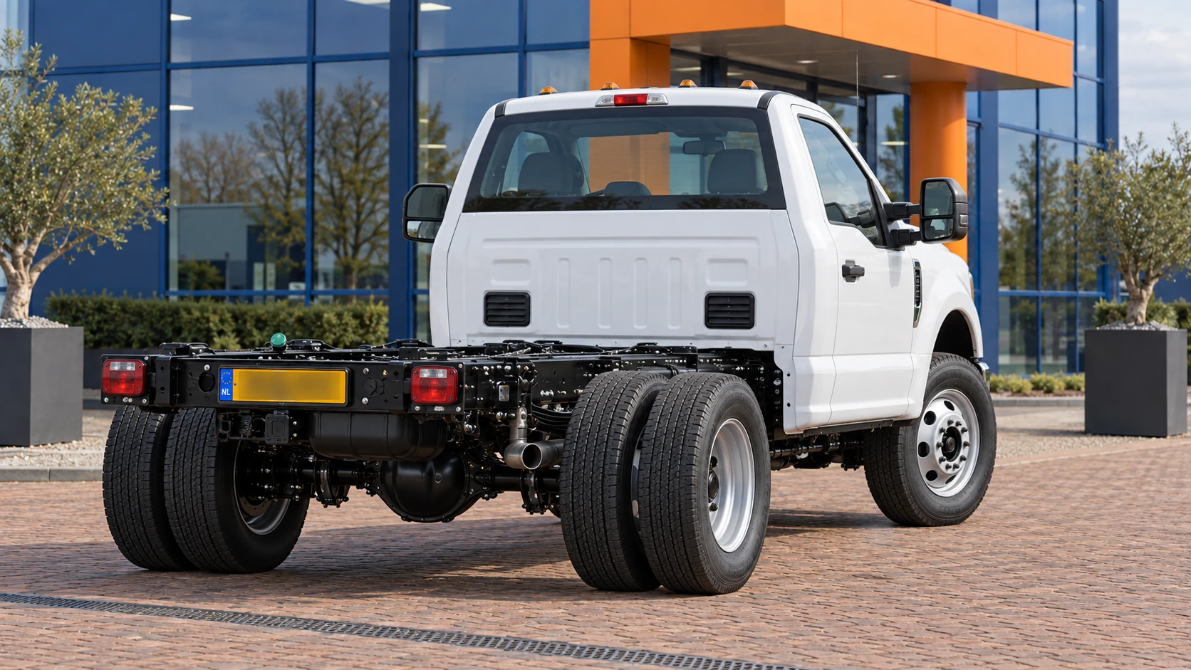 Achterzijde van dezelfde witte Ford F-350 chassis-cabine