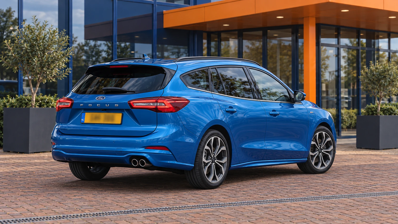 Achterzijde van dezelfde blauwe Ford Focus ST-Line Wagon