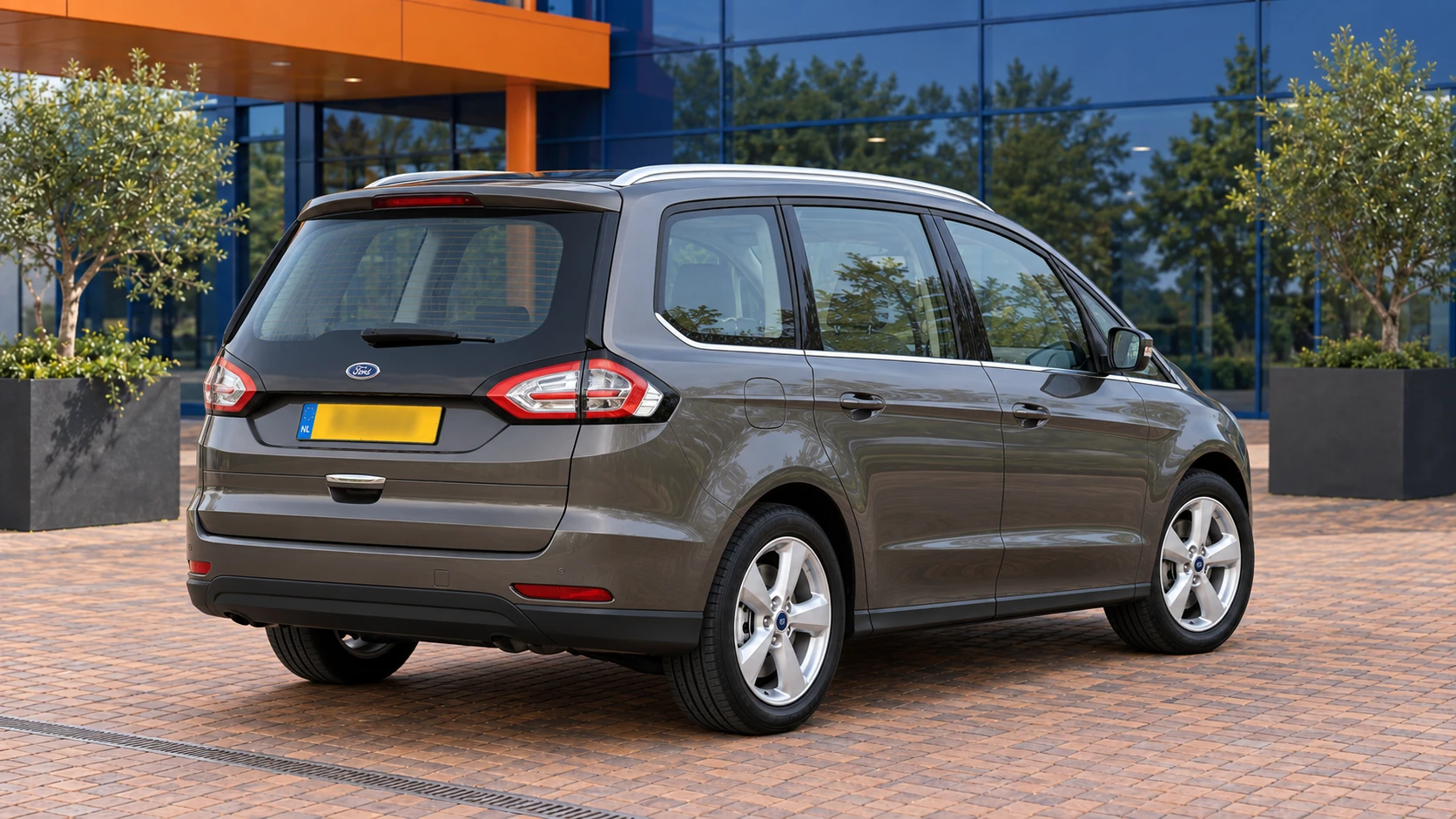 Achterzijde van dezelfde donkergrijze Ford Galaxy
