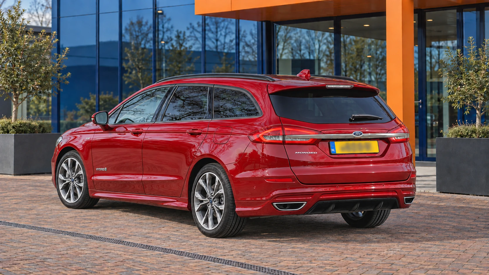 Achterzijde van dezelfde rode Ford Mondeo ST-Line Hybrid Wagon