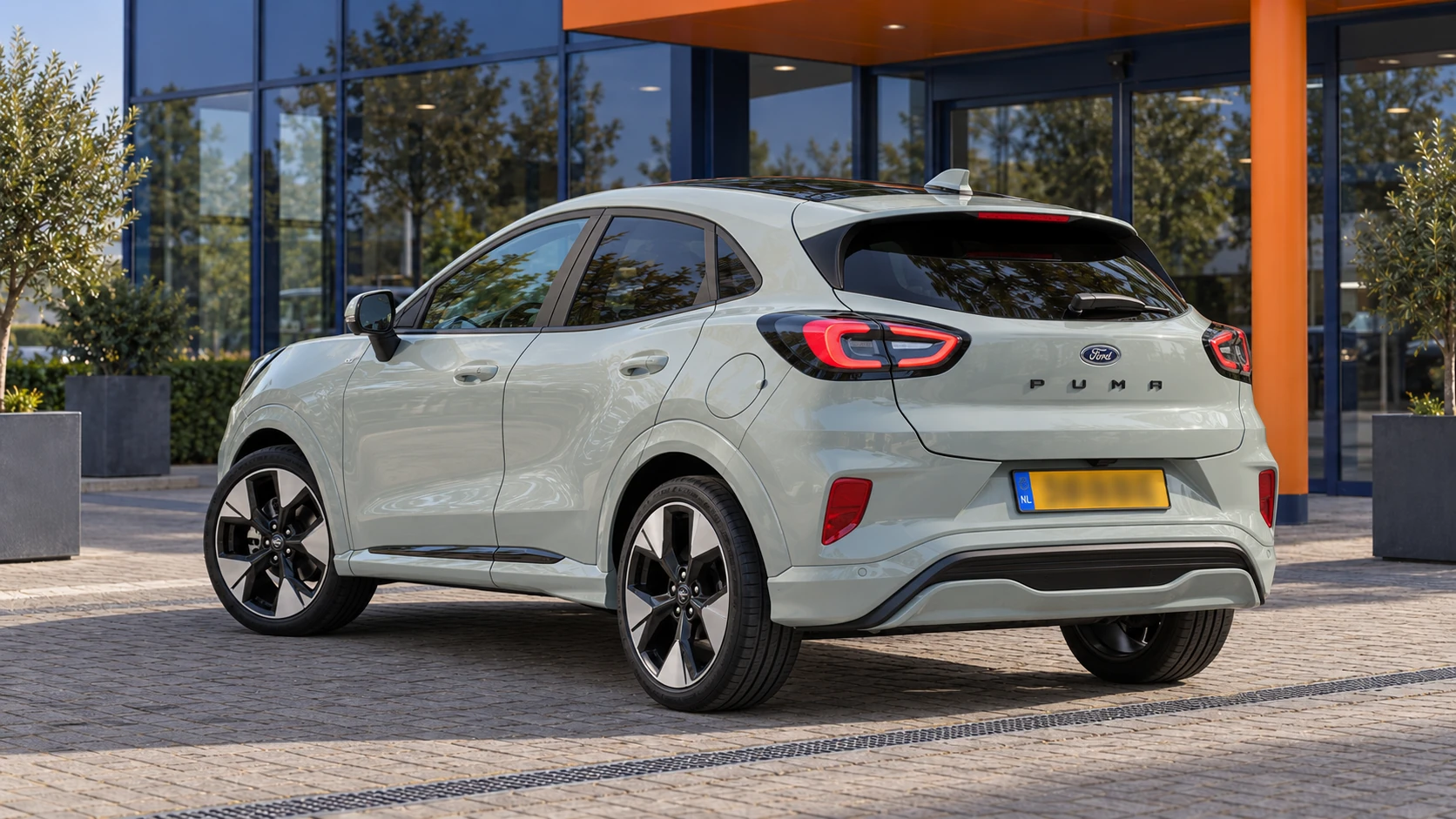 Achterzijde van dezelfde lichtgrijze Ford Puma