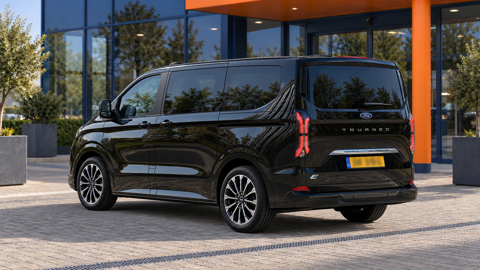 Achterzijde van dezelfde zwarte Ford E-Tourneo Custom met opklapbare achterklep