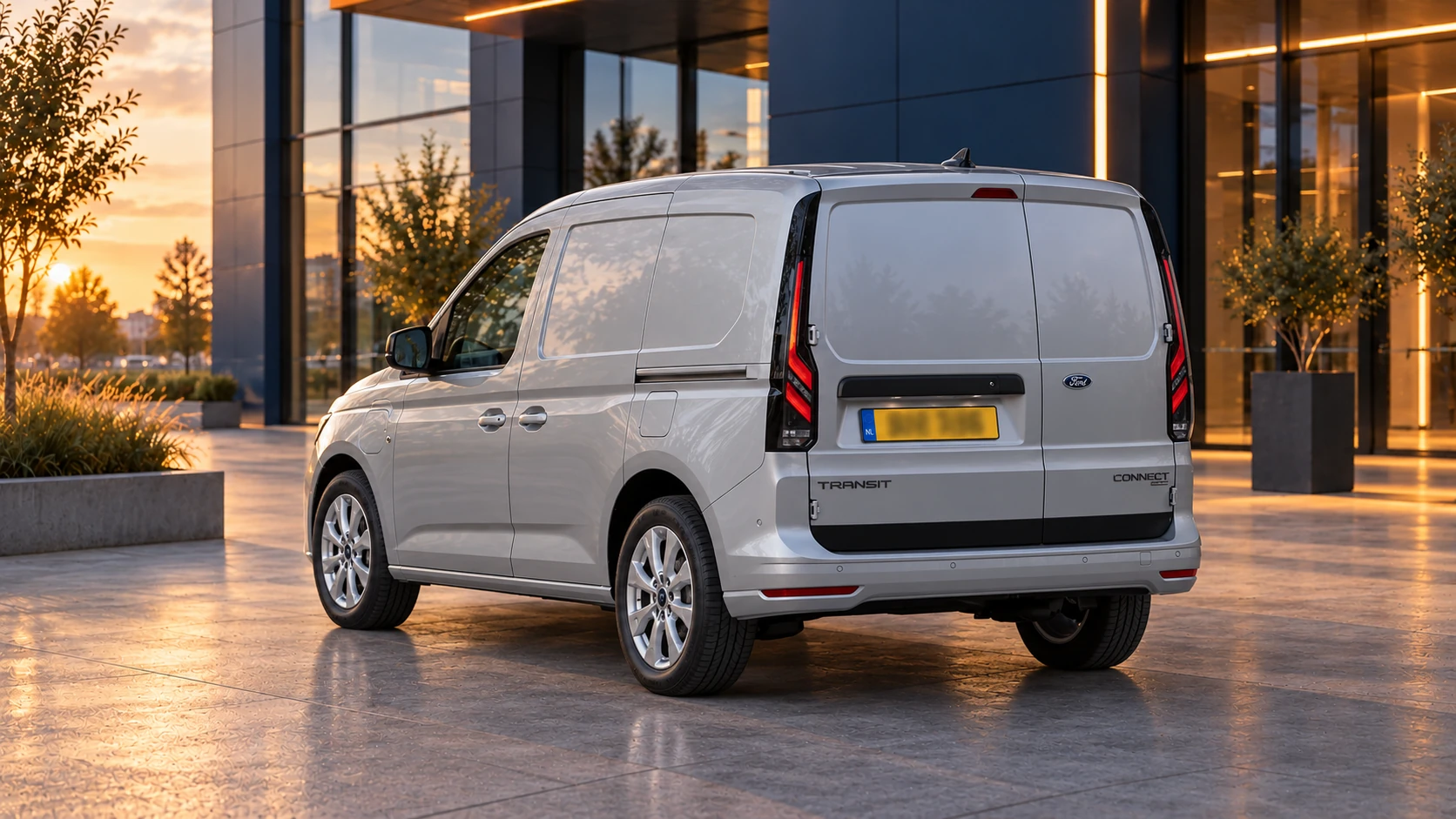 Achterzijde van dezelfde zilvergrijze Ford Transit Connect Plug-in Hybrid met dubbele achterdeuren