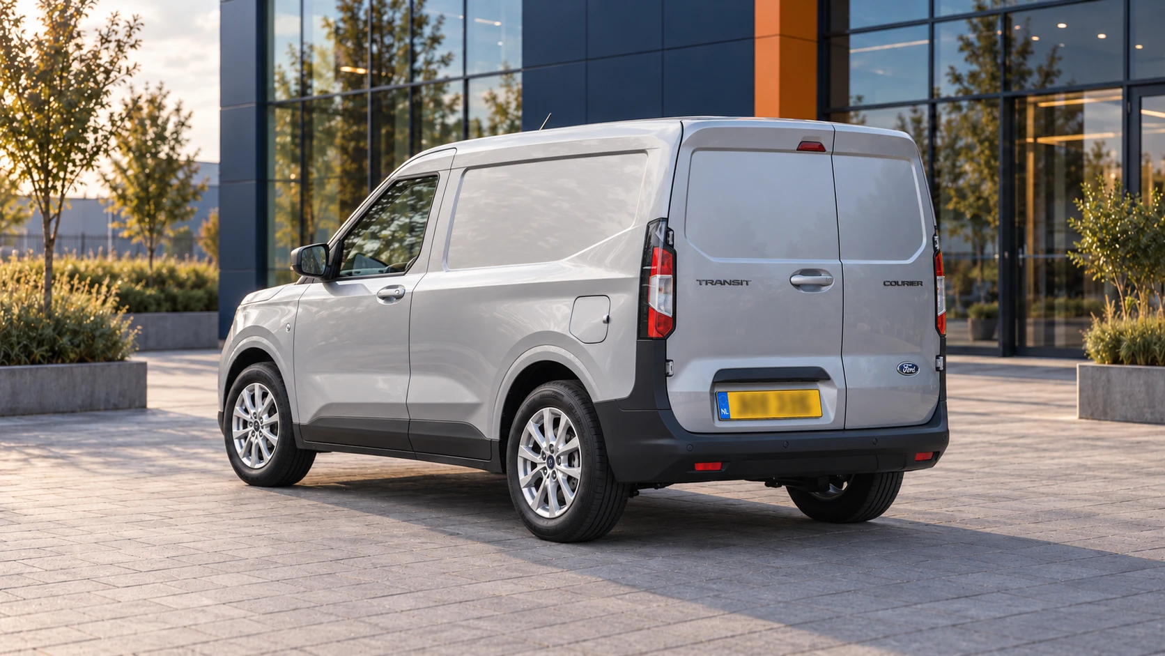Achterzijde van dezelfde zilvergrijze Ford Transit Courier Limited met dubbele achterdeuren