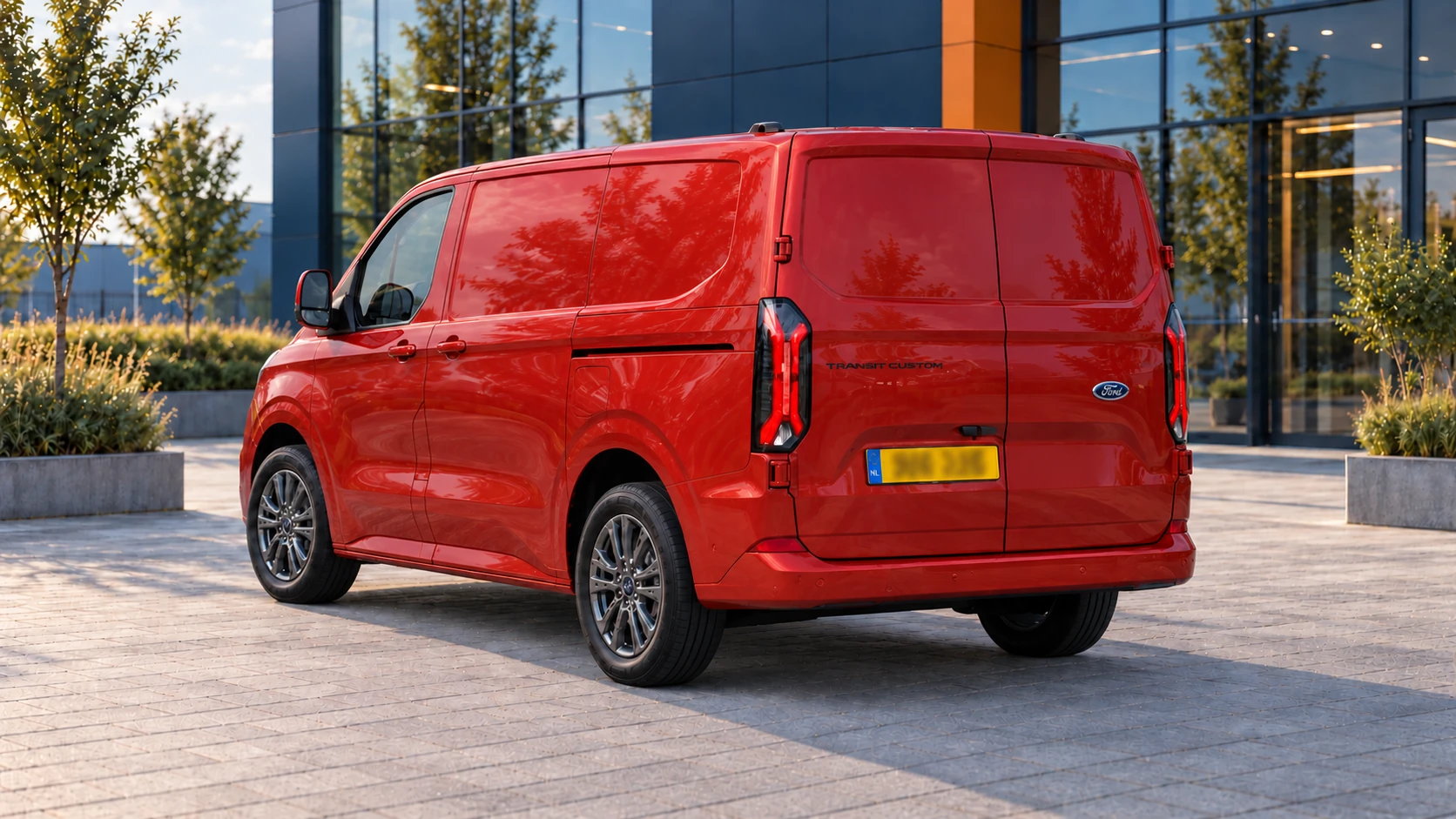 Achterzijde van dezelfde rode Ford Transit Custom Limited met dubbele achterdeuren