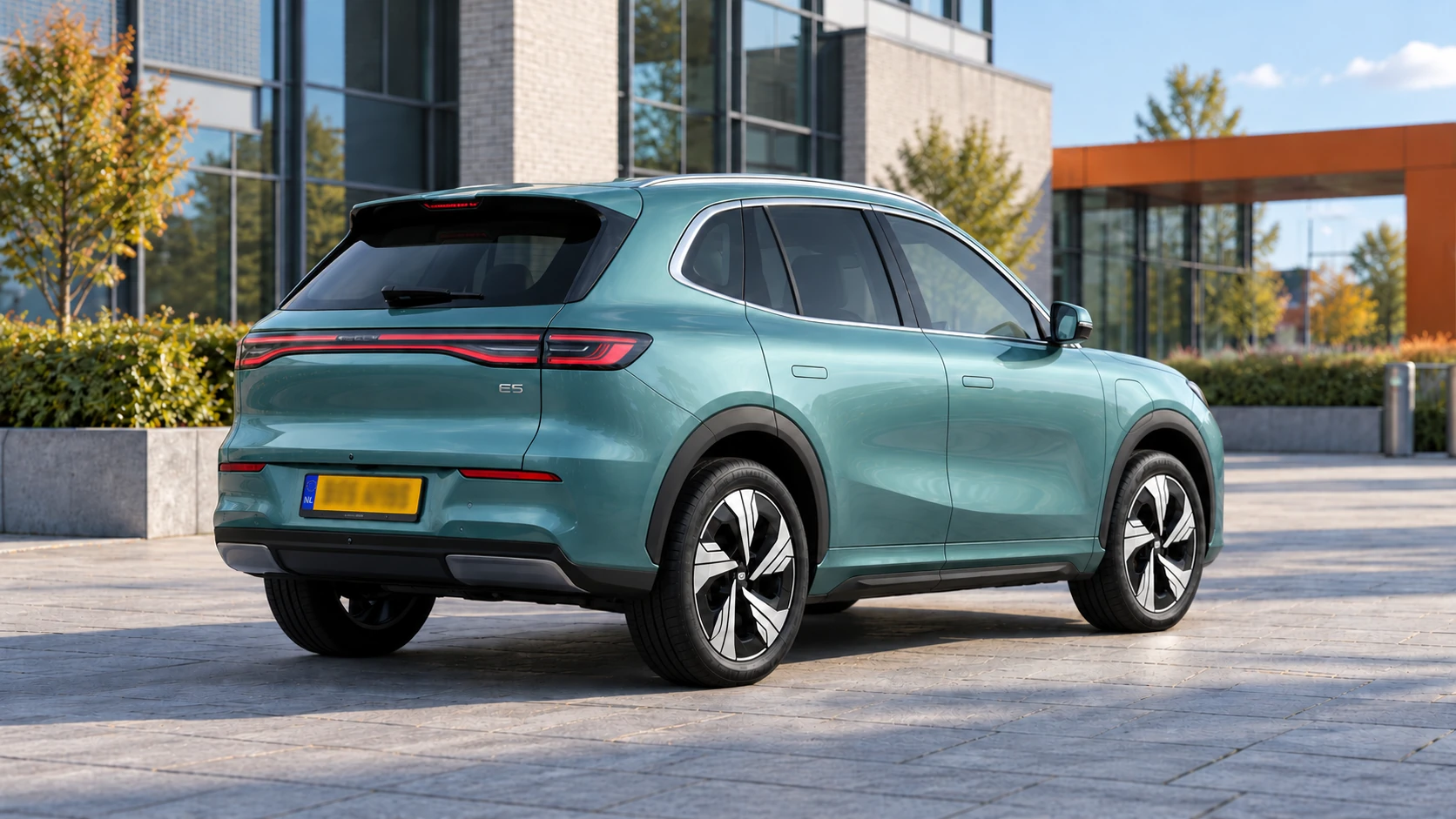 Dezelfde turquoisegroene Geely E5 SUV, schuin van achteren