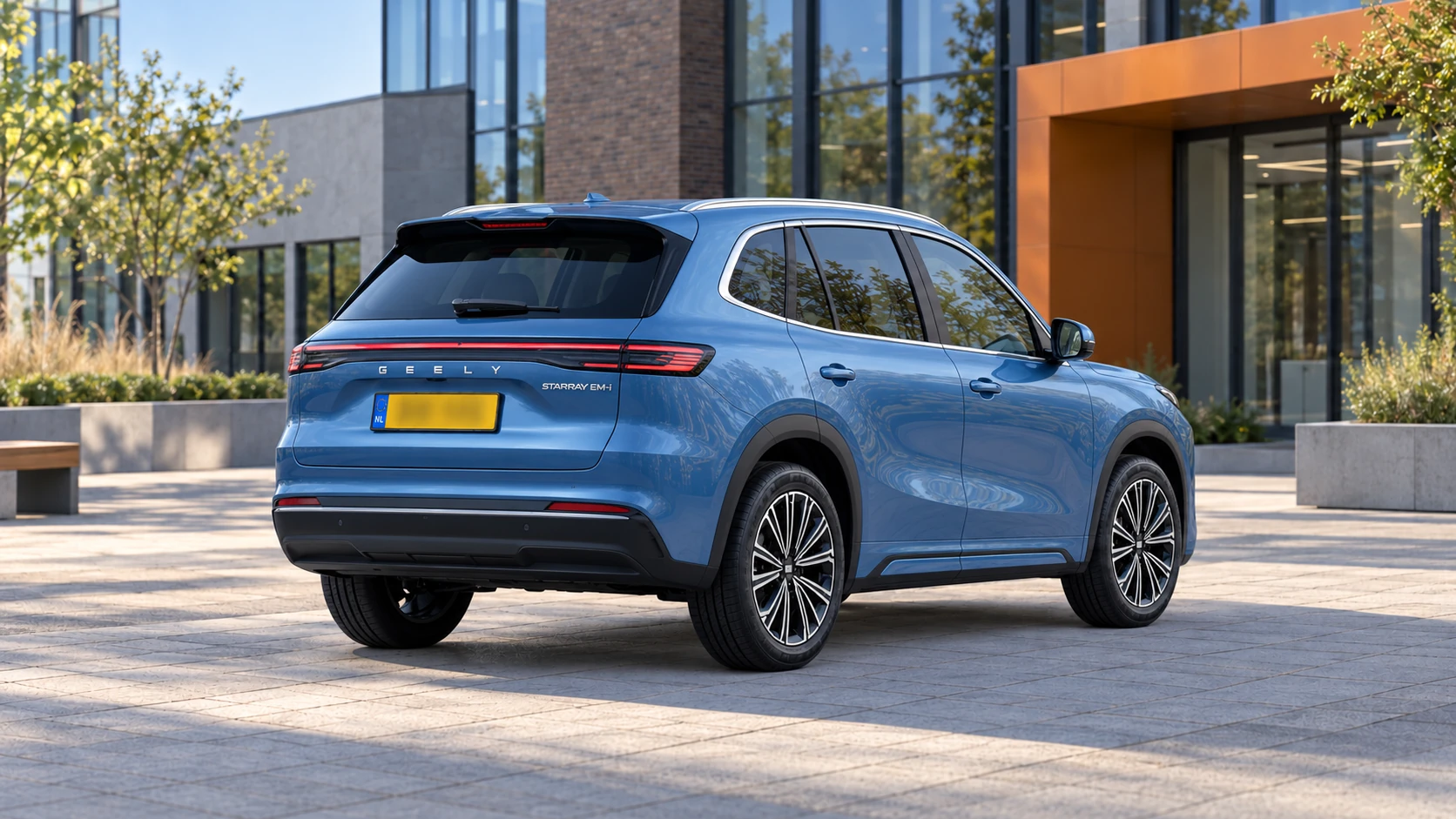 Dezelfde blauwe Geely Starray EM-i SUV, schuin van achteren