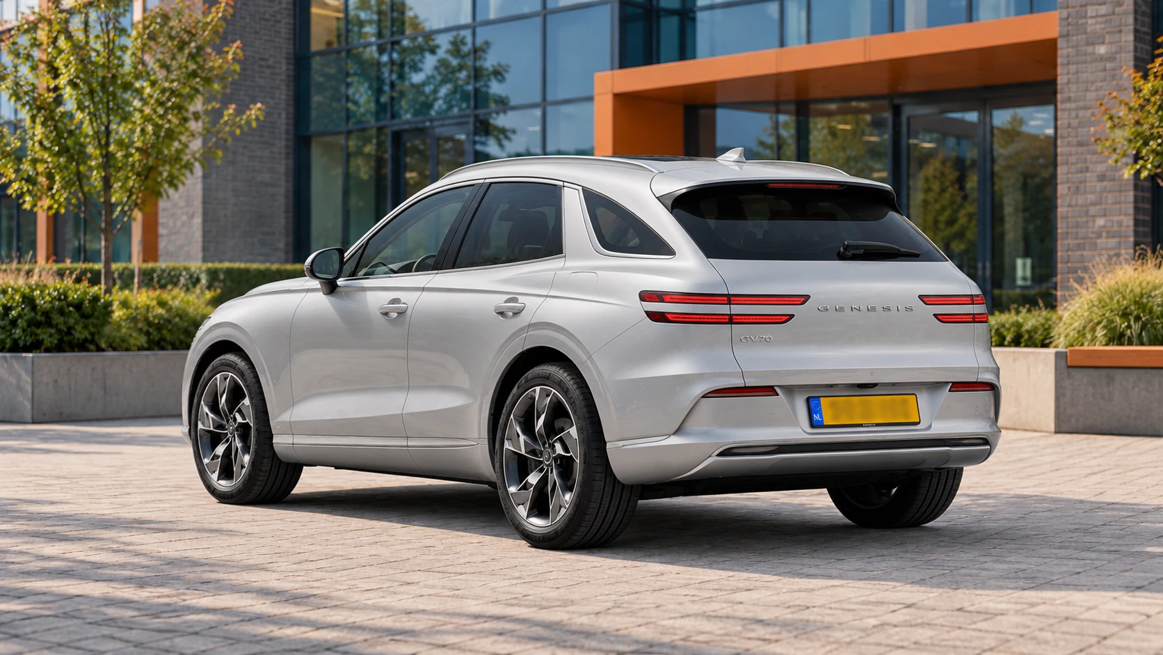 Dezelfde zilvergrijze Genesis Electrified GV70 SUV, schuin van achteren