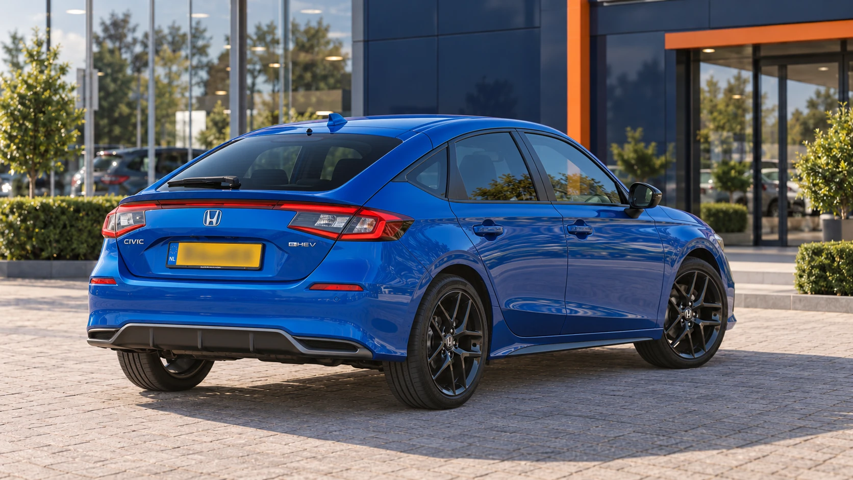 Dezelfde blauwe Honda Civic e:HEV, schuin van achteren