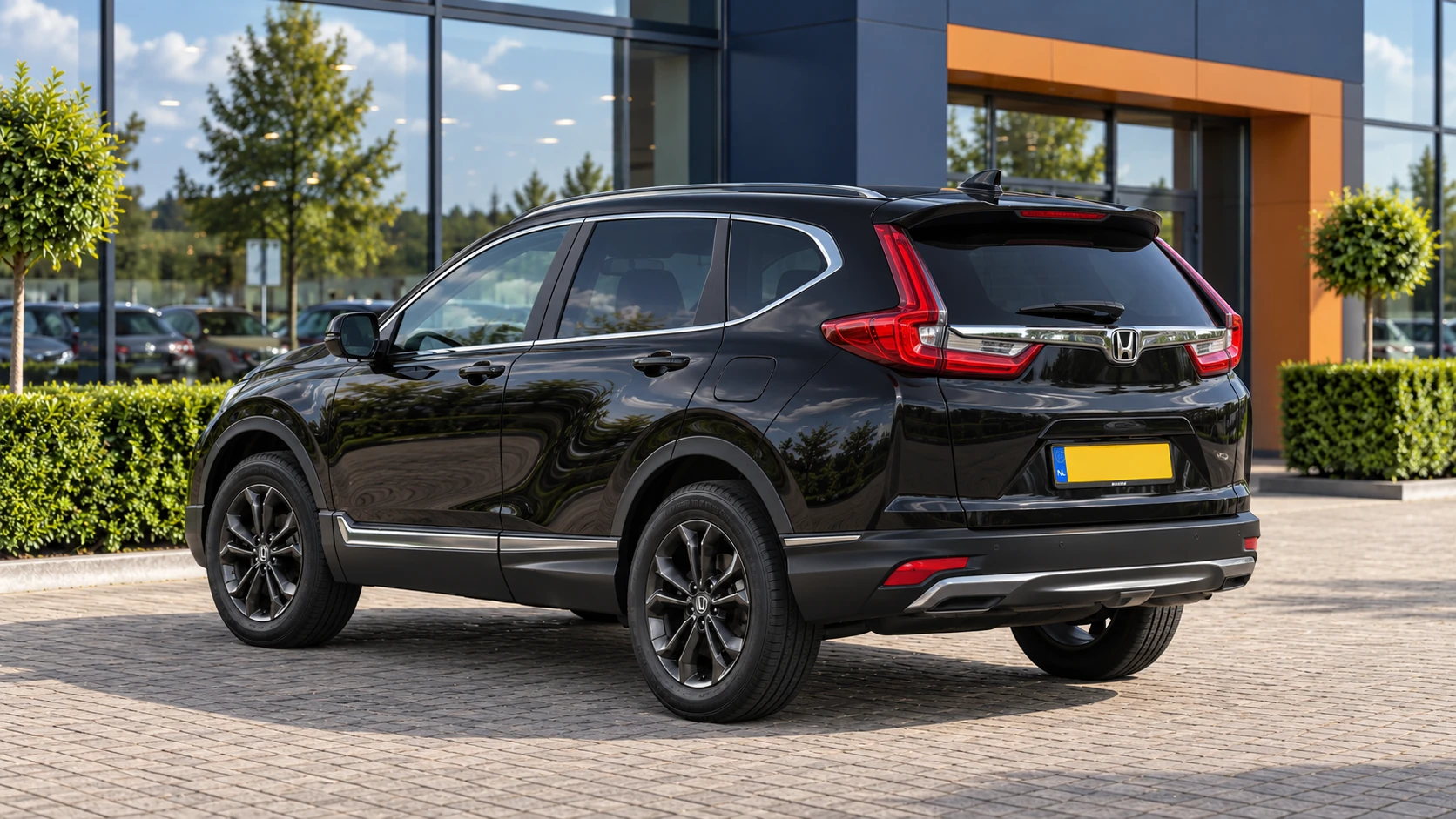 Dezelfde zwarte Honda CR-V e:HEV SUV, schuin van achteren