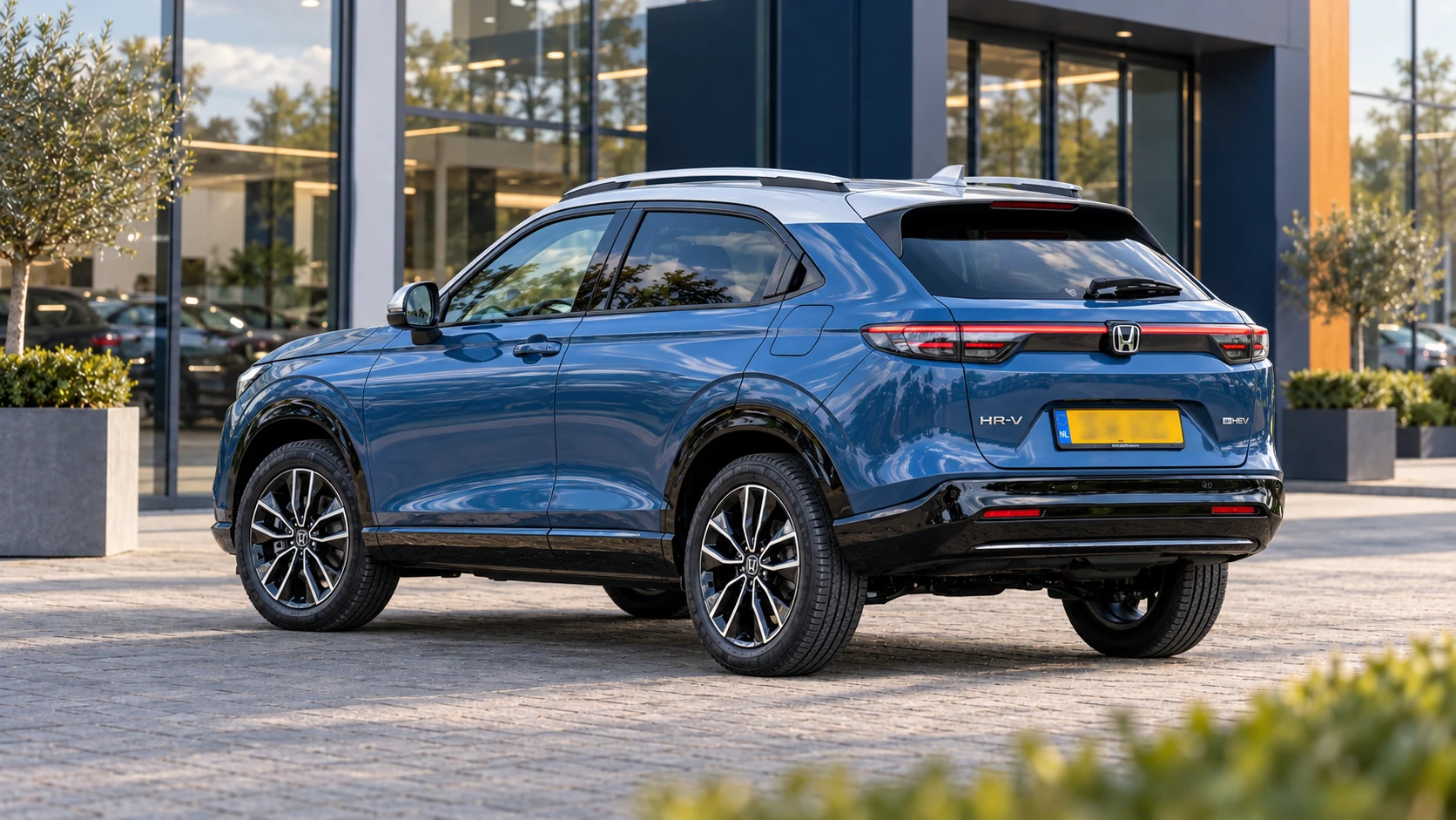 Dezelfde blauwe Honda HR-V e:HEV SUV, schuin van achteren