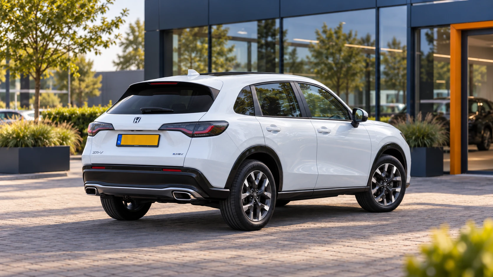Dezelfde witte Honda ZR-V e:HEV SUV, schuin van achteren