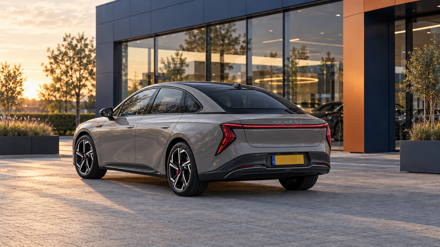 Dezelfde grijze Hongqi EH7 elektrische sedan, schuin van achteren