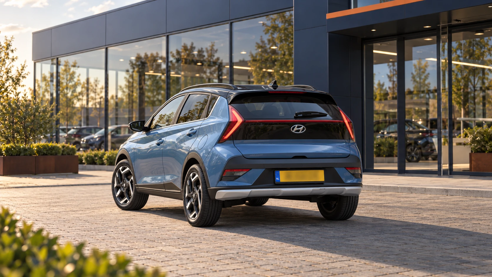 Dezelfde blauwe Hyundai Bayon van de faceliftgeneratie, schuin van achteren