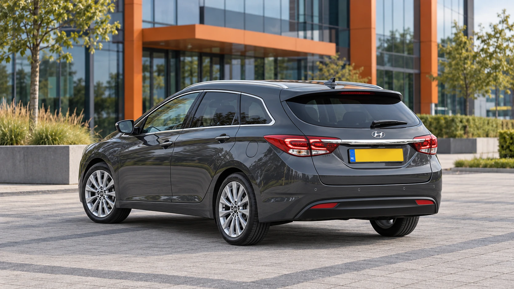 Dezelfde grijze Hyundai i40 Wagon uit de update van 2018, schuin van achteren