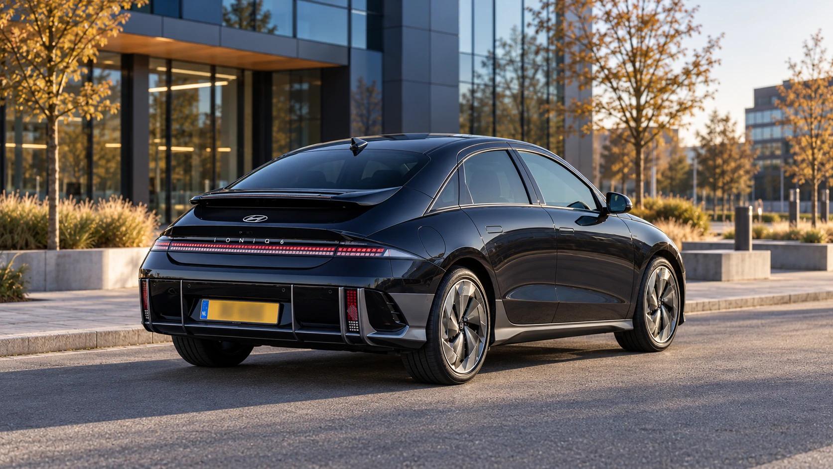 Dezelfde donkerblauwe Hyundai IONIQ 6, schuin van achteren