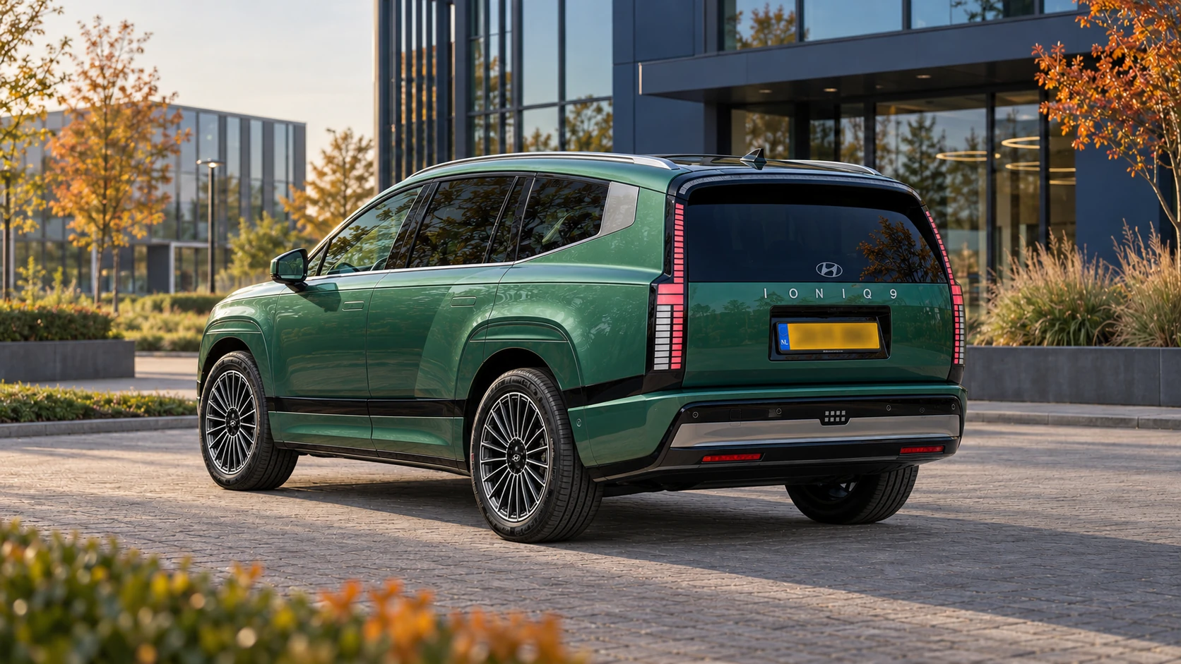 Dezelfde groene Hyundai IONIQ 9 SUV, schuin van achteren
