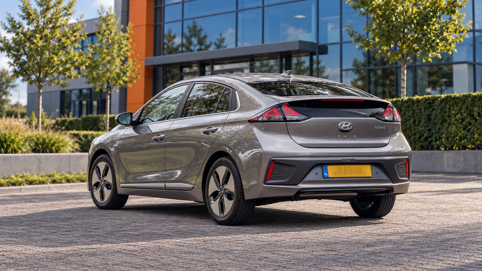Dezelfde grijze Hyundai IONIQ Hybrid van de faceliftgeneratie, schuin van achteren