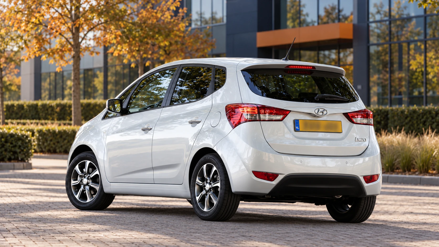 Dezelfde witte Hyundai ix20 van de faceliftgeneratie, schuin van achteren