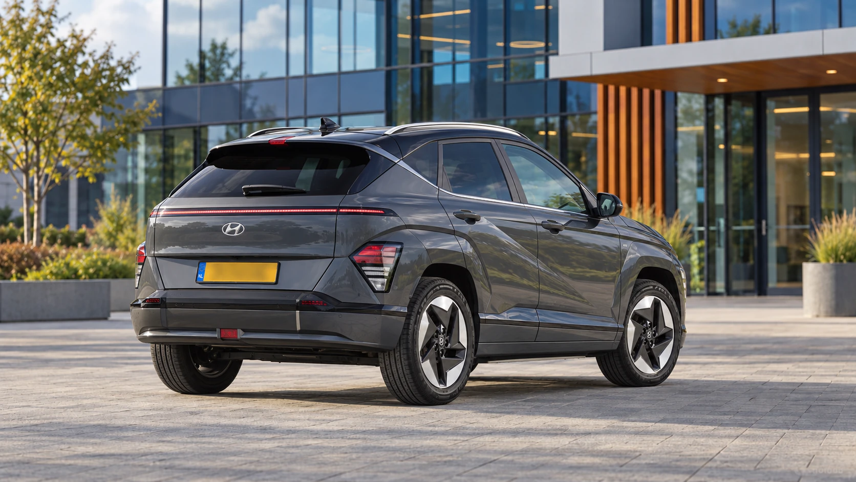 Dezelfde donkergrijze Hyundai KONA Electric, schuin van achteren