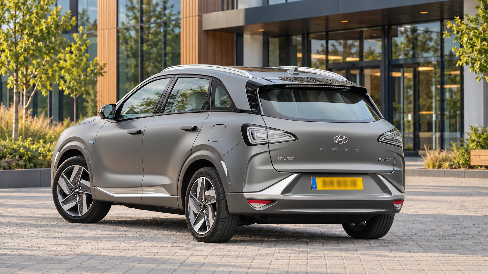 Dezelfde grijze Hyundai NEXO van de eerste generatie, schuin van achteren