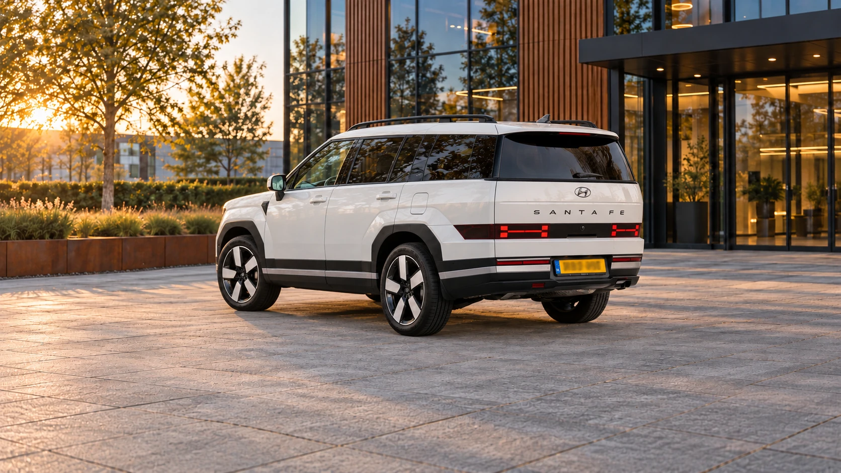 Dezelfde witte Hyundai Santa Fe van de vijfde generatie, schuin van achteren