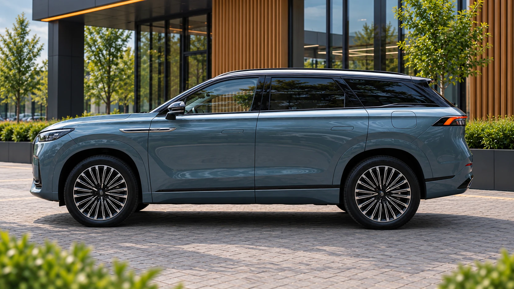Dezelfde blauwgrijze Jaecoo 8 SUV, van opzij