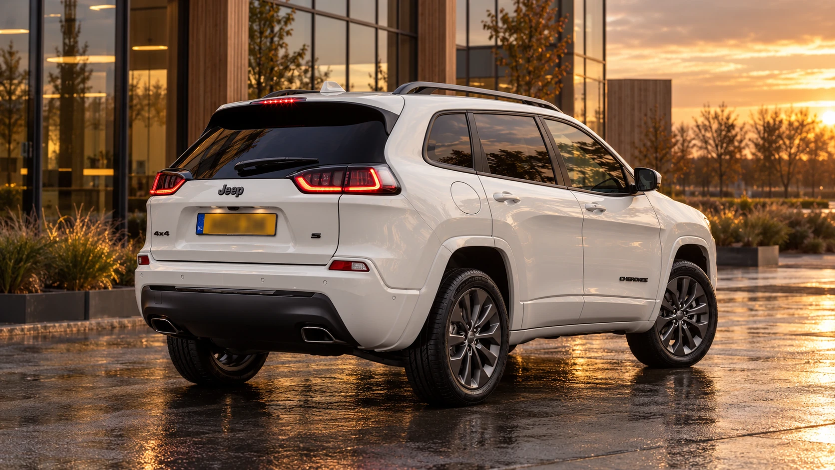 Dezelfde witte Jeep Cherokee SUV, schuin van achteren
