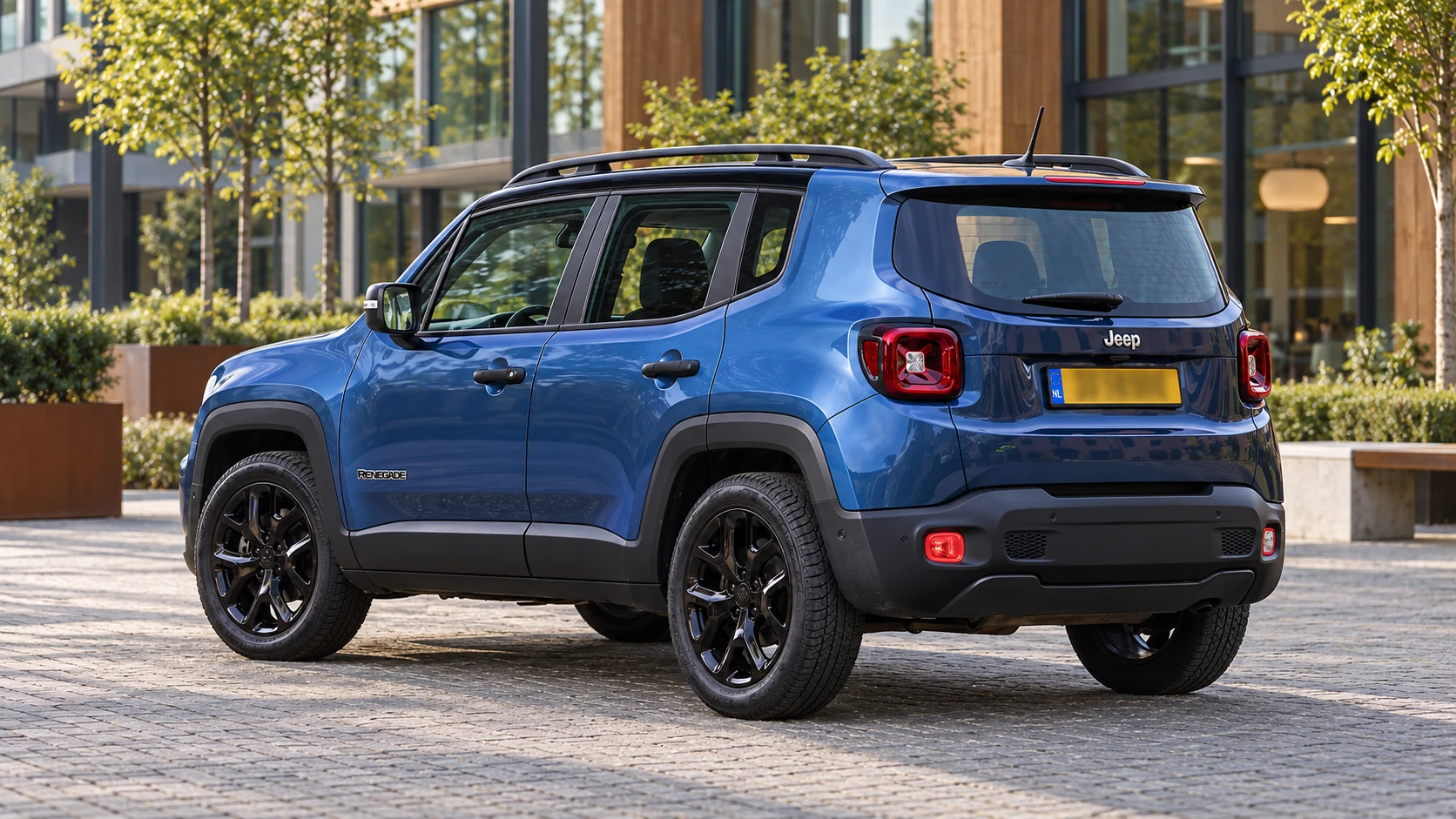 Dezelfde blauwe Jeep Renegade SUV, schuin van achteren