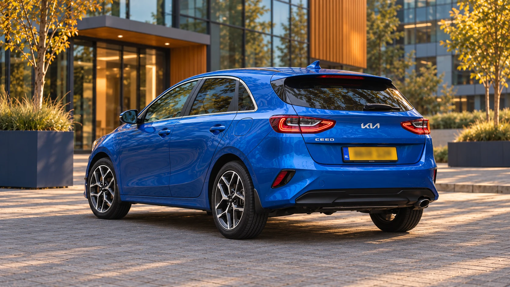 Dezelfde blauwe Kia Ceed hatchback, schuin van achteren
