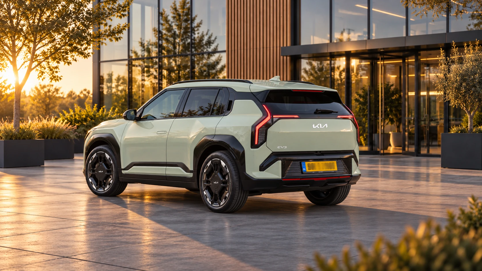 Dezelfde lichtgroene Kia EV3 SUV, schuin van achteren