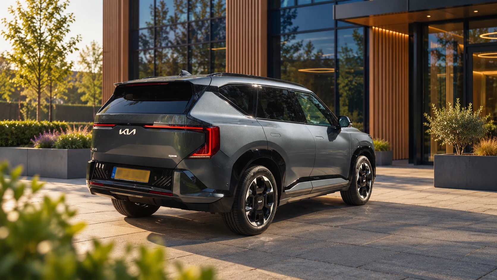 Dezelfde donkergrijze Kia EV5 SUV, schuin van achteren