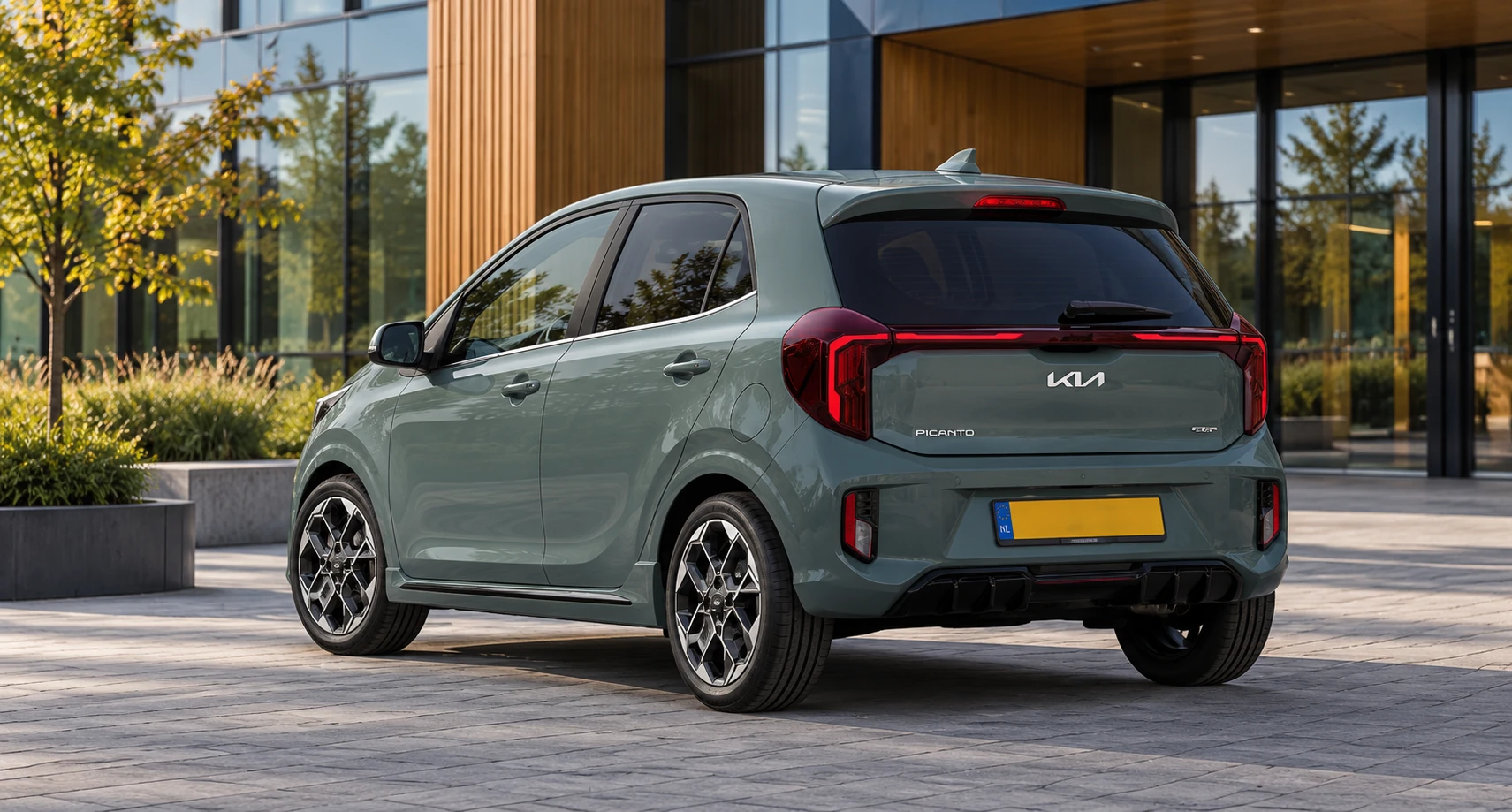 Dezelfde groene Kia Picanto, schuin van achteren