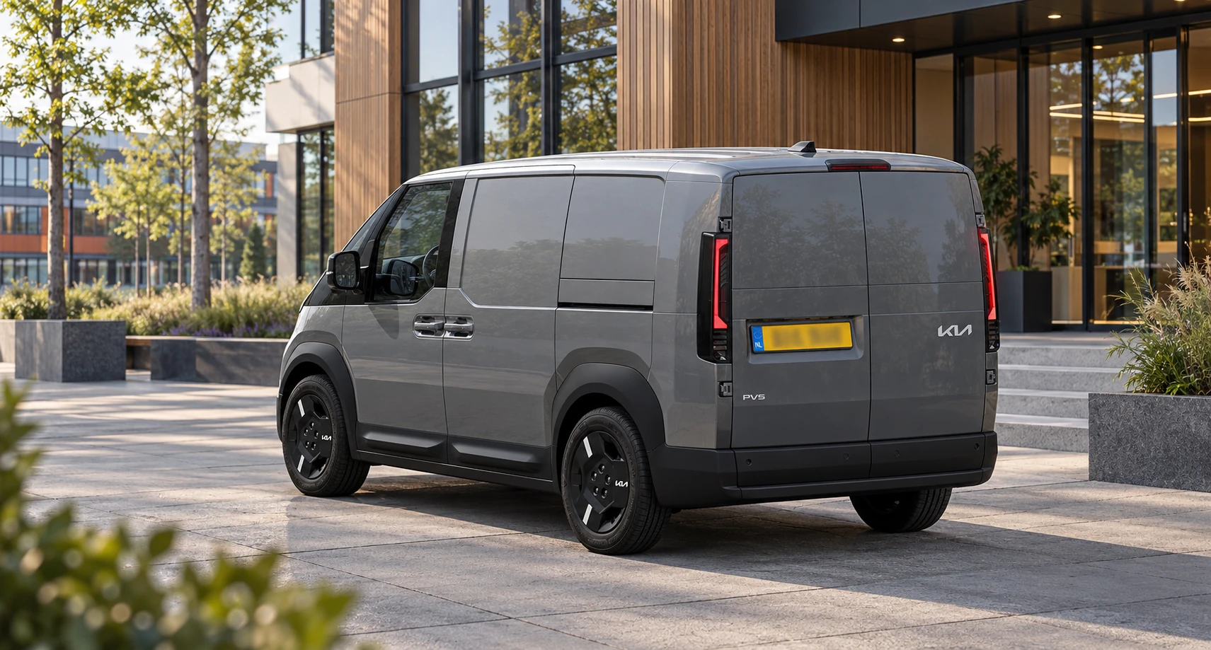 Dezelfde grijze Kia PV5 Cargo, schuin van achteren