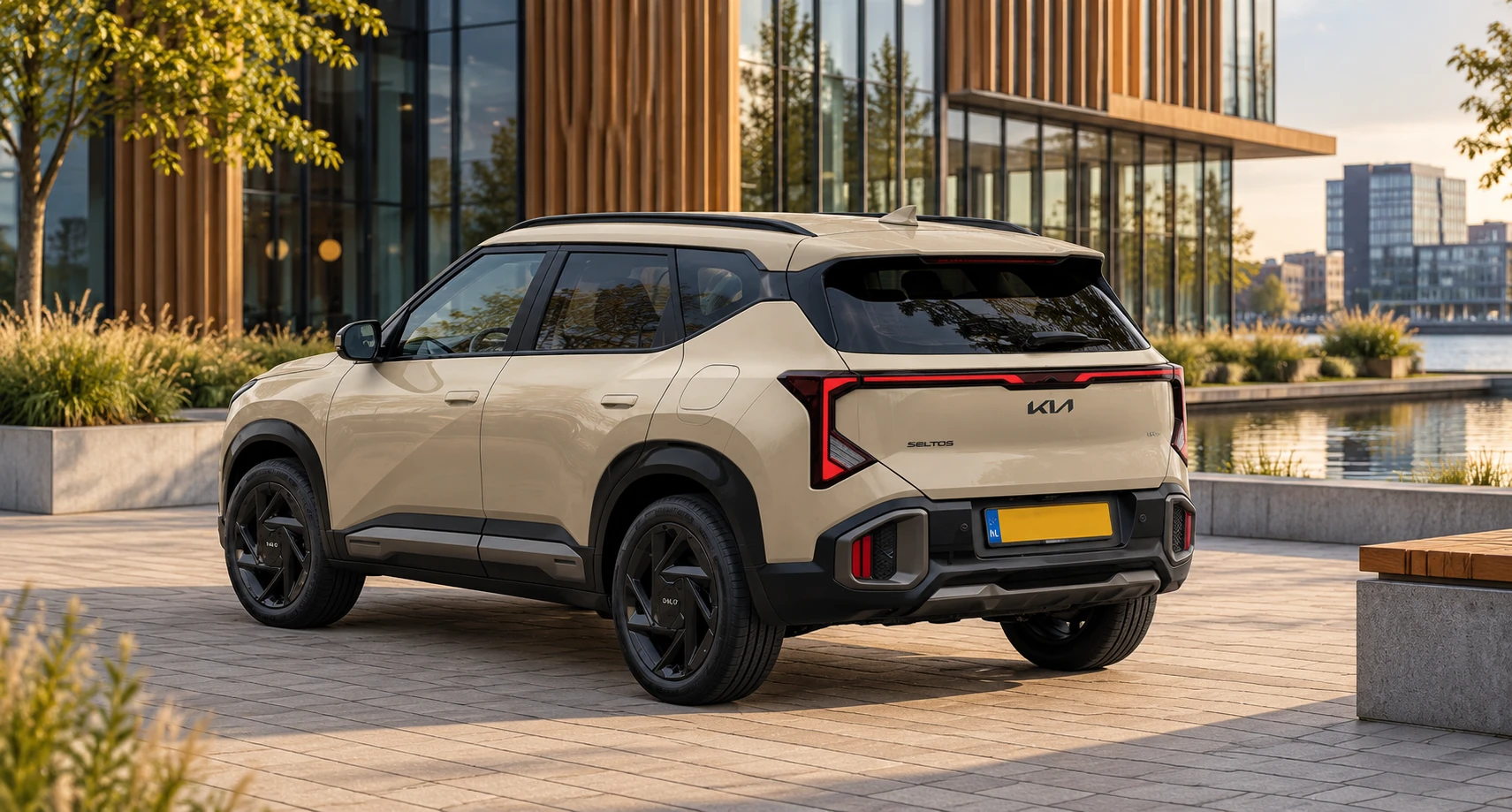 Dezelfde beige Kia Seltos, schuin van achteren